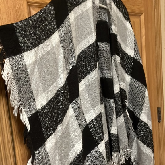 Gray, White, and Black plaid blanket shall, one-size - Picture 3 of 5